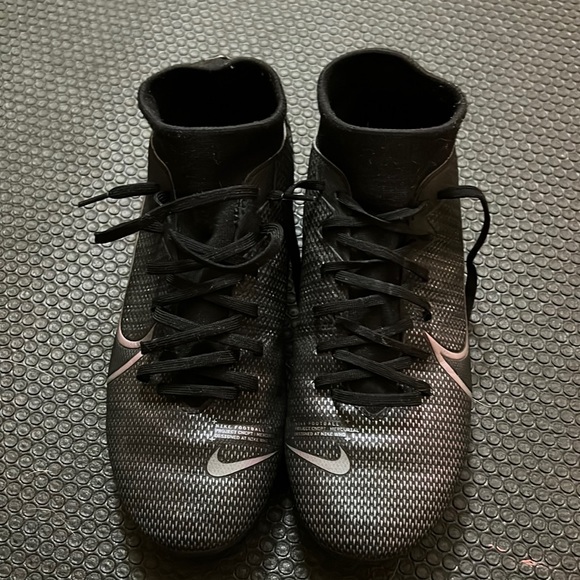 Nike girls size 5 merc  soccer cleats - Picture 1 of 7